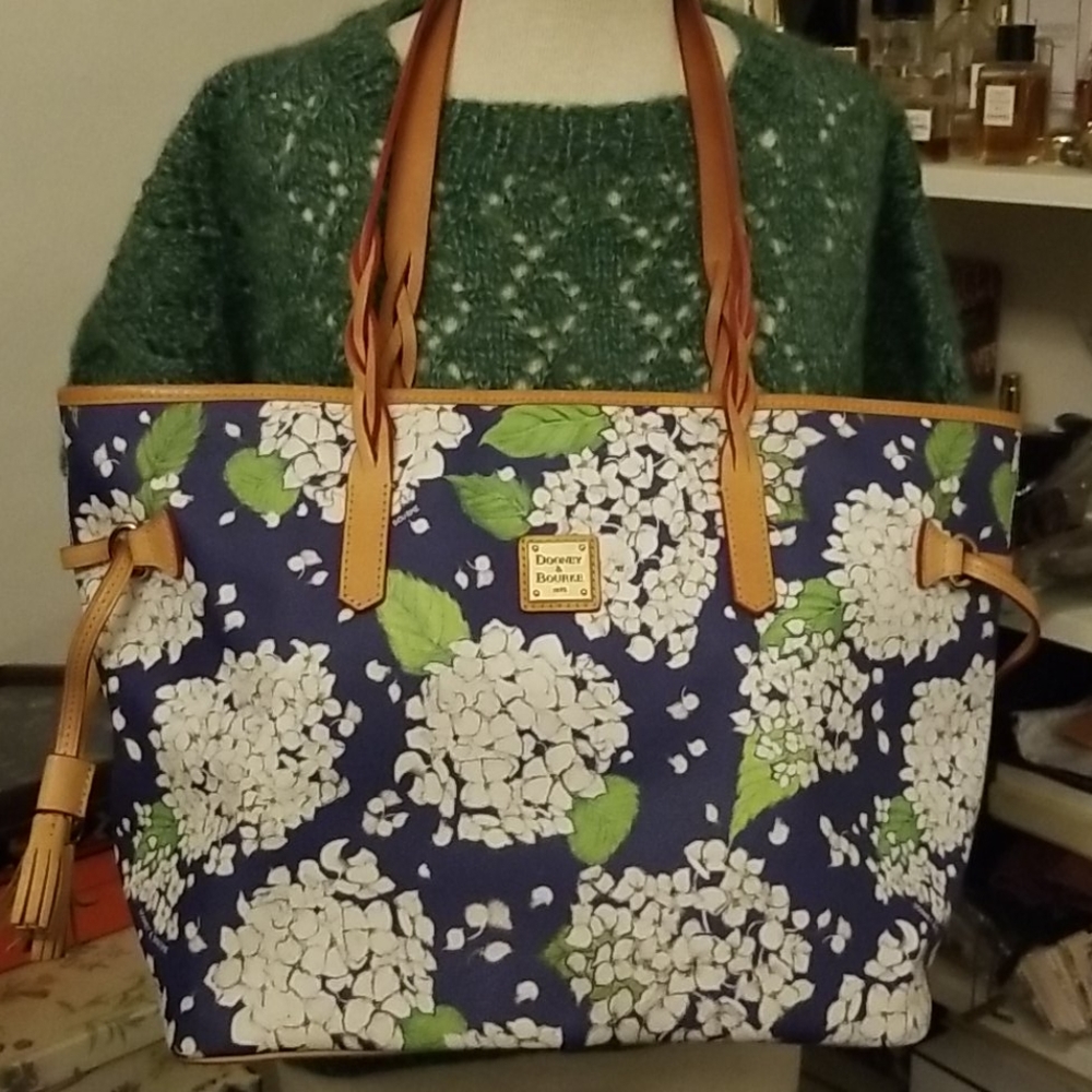 DOONEY AND BOURKE HYDRANGAE FLOWER LRG SATCHEL